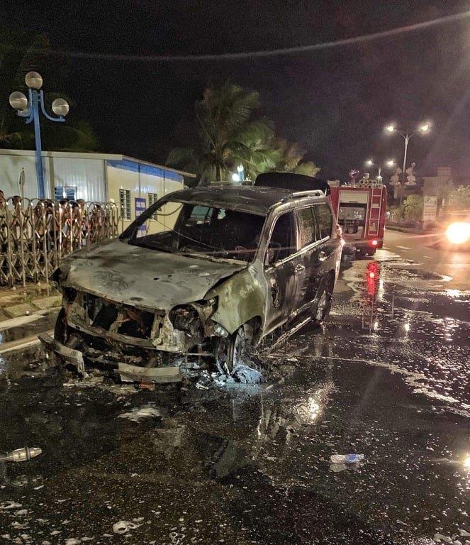 Xe Prado bốc cháy ảnh 2 Xe Prado boc chay anh 2