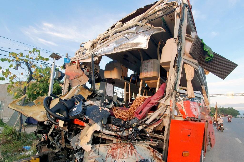 Xe khach tong nhau 40 nguoi nhap vien anh 2