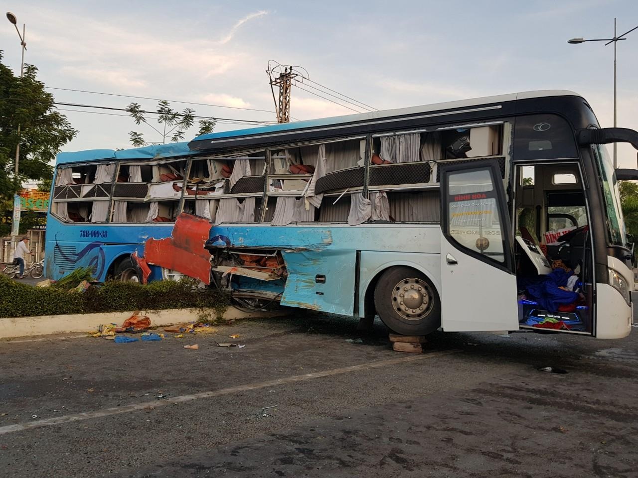 Xe khach tong nhau 40 nguoi nhap vien anh 1