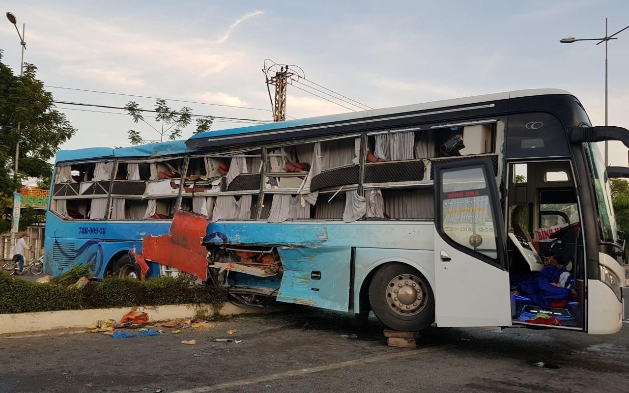 Xe khach tong nhau, 1 nguoi chet, 40 nguoi nhap vien hinh anh