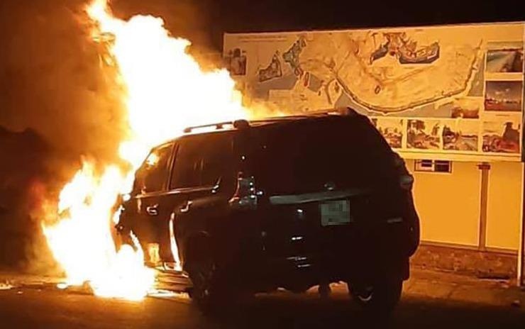 Xe Prado boc chay nhu duoc trong dem hinh anh