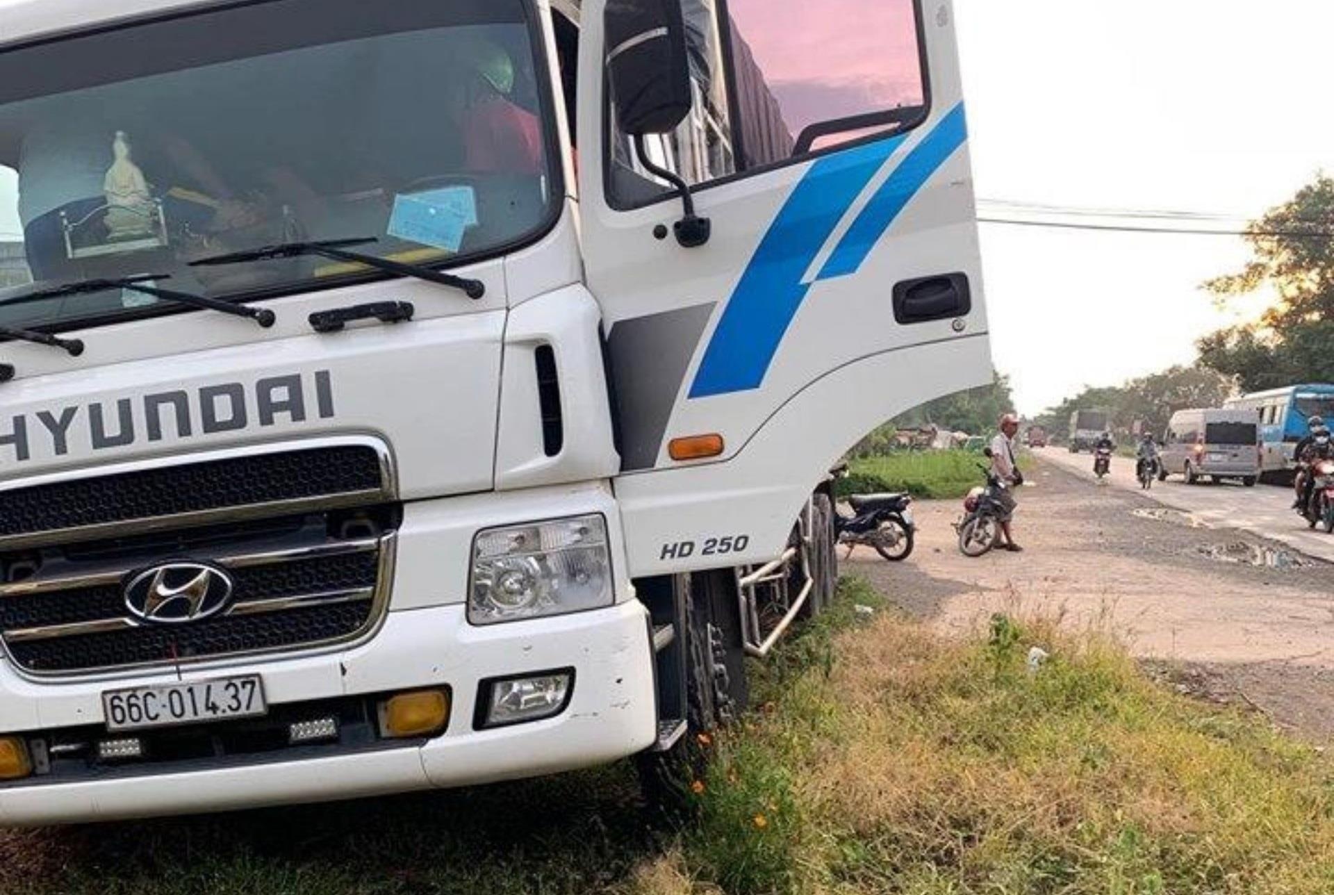 Tai xe dot quy, phu xe kip danh lai oto tai vao le hinh anh