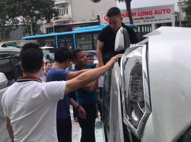 Hien truong vu oto lao tu tang 2 showroom xuong dat hinh anh