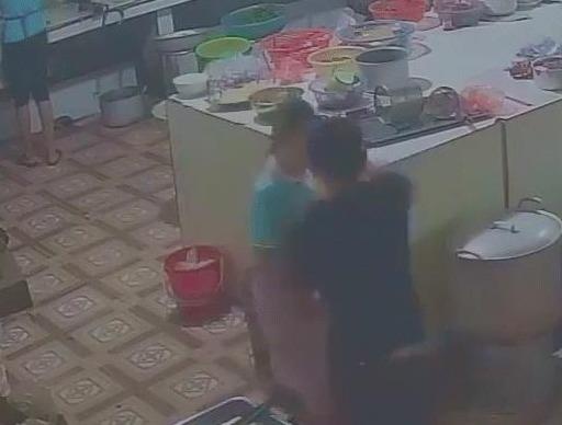 Nu phu bep bi tat axit bong mat, hong mot ben mat hinh anh