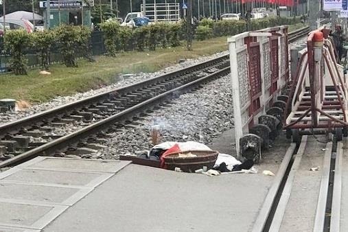 Nguoi dan ong bo qua duong sat bi tau hoa tong chet hinh anh