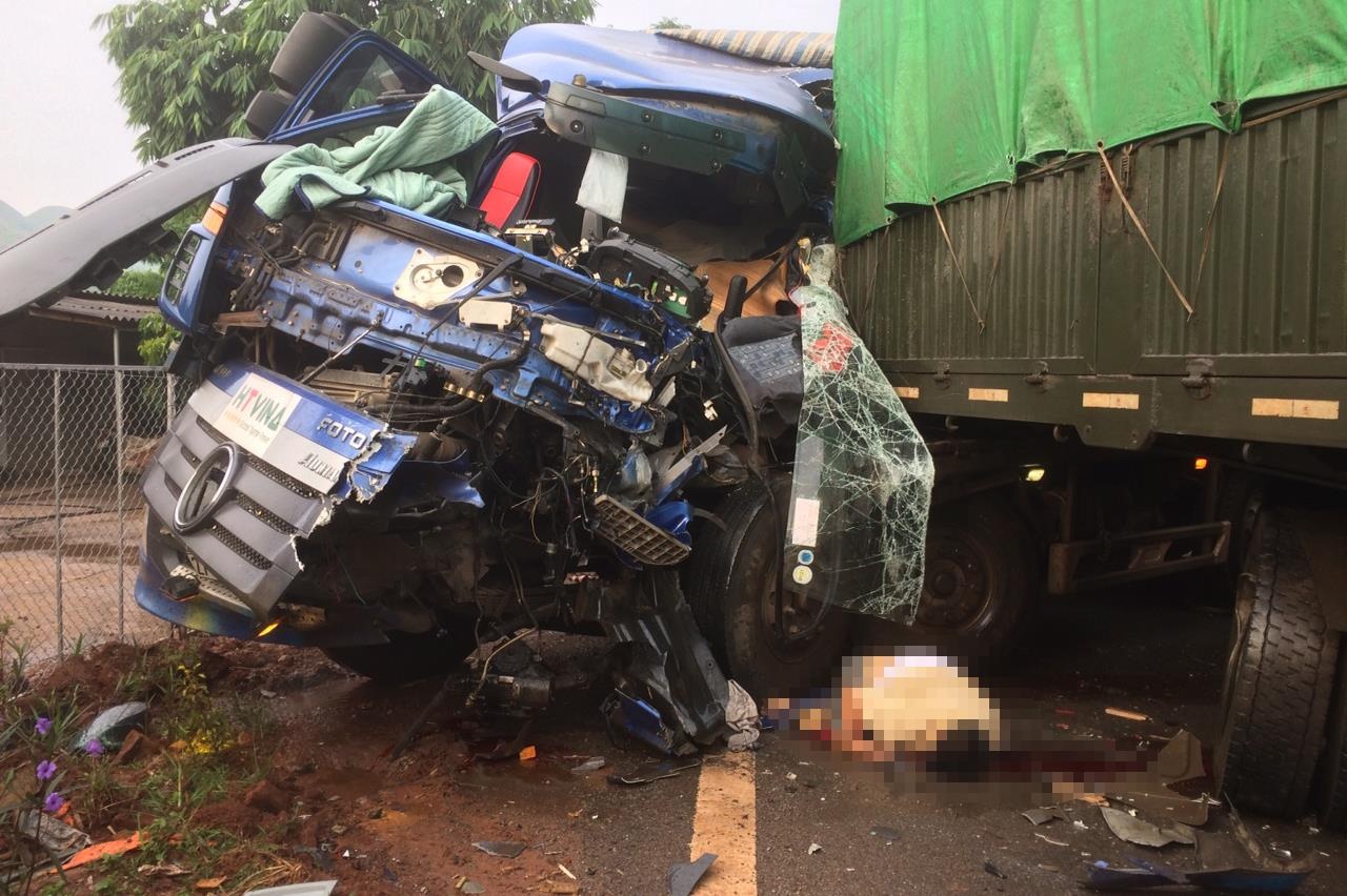 Oto tai tong xe dau keo, tai xe vang ra ngoai tu vong hinh anh