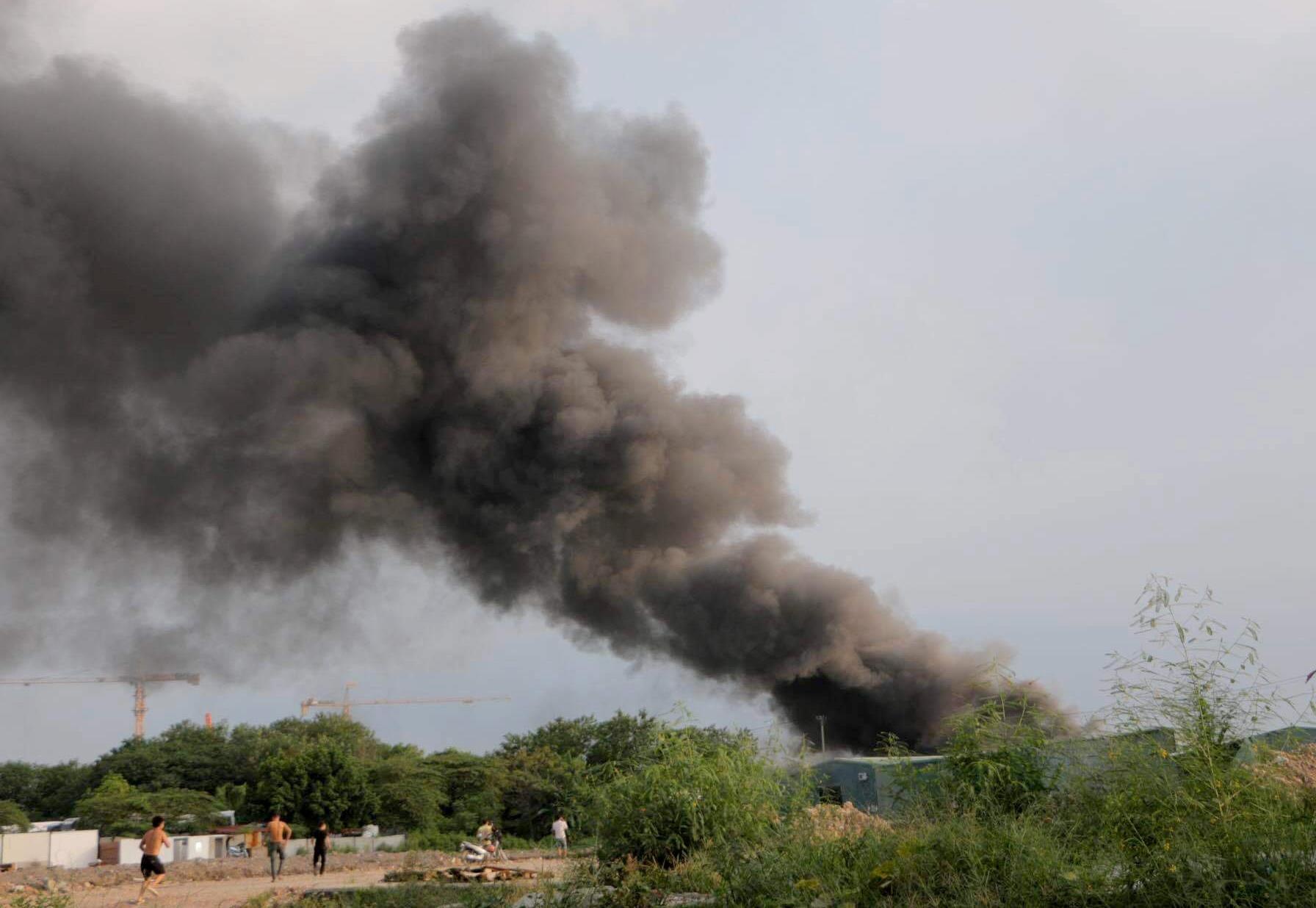 Hut nuoc cong dap dam chay xuong phu tung oto o Ha Noi hinh anh