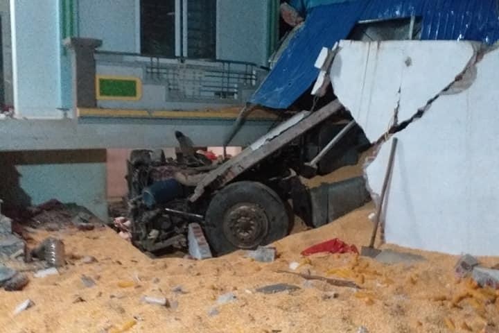 Xe tai tong sap nha dan, 2 nguoi trong nha tu vong hinh anh