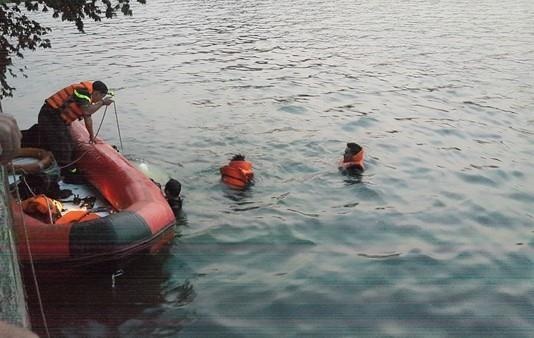 Phat hien thi the co gai duoi ho hinh anh