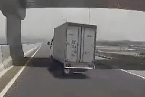 No lop khi chay tren cao toc, xe tai tong vao ho lan hinh anh