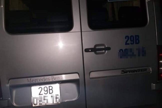 Tai xe tu vong trong xe dua don hoc sinh hinh anh