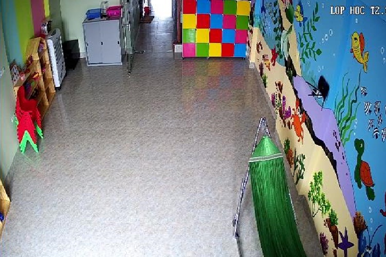 Chau be 3 tuoi bi bo quen tren xe anh 1