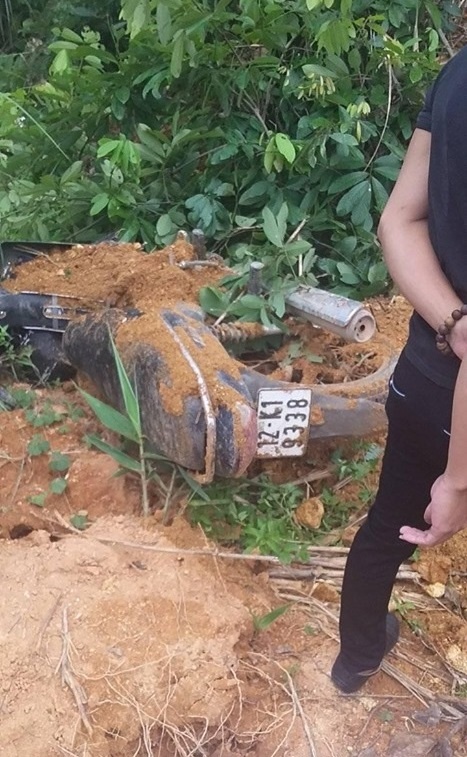 người đàn ông bị vùi lấp trong đống đất đá ảnh 1 nguoi dan ong bi vui lap trong dong dat da anh 1