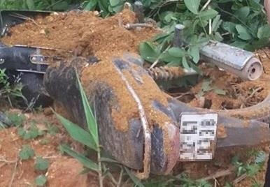 Cuu nguoi dan ong bi vui lap trong dong dat da hinh anh