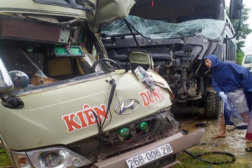 Xe khach cho 20 nguoi bien dang sau va cham voi oto tai hinh anh