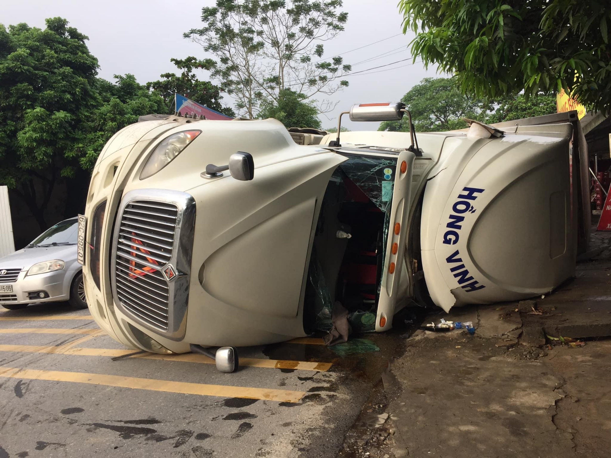 Xe container lat ngang khi vao cua hinh anh