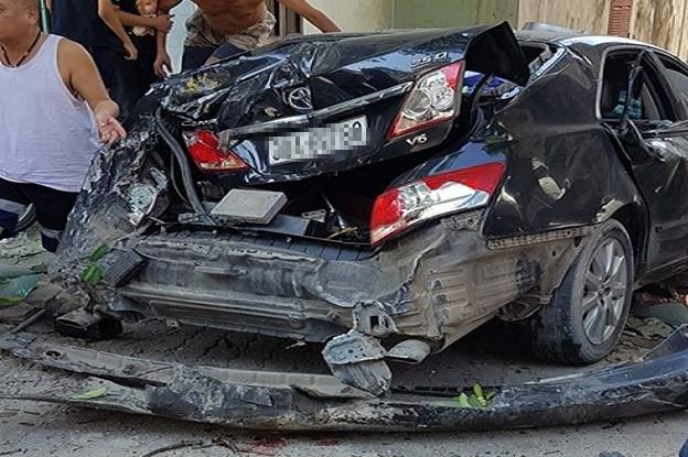 Oto tai troi doc, ui nat hang loat xe ben duong hinh anh