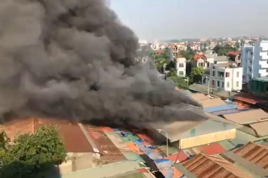 Chay cho To, nhieu gian hang bi thieu rui hinh anh