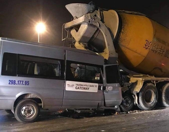 xe đưa đón trường gateway tông xe bồn ảnh 1 xe dua don truong gateway tong xe bon anh 1