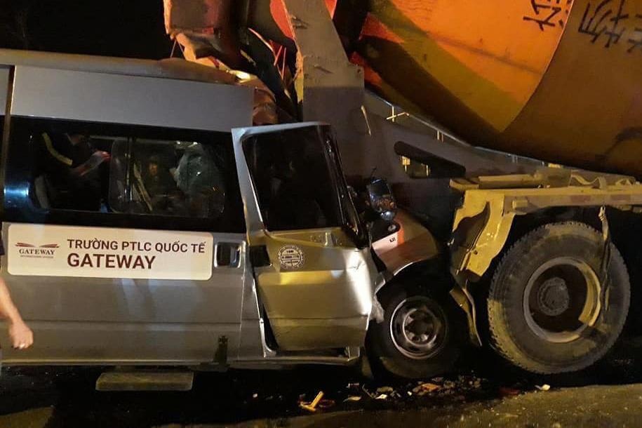 Oto dua don hoc sinh Gateway tong vao duoi xe bon hinh anh