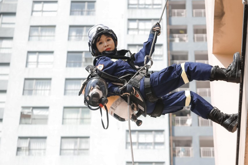 Nữ chiến sĩ dùng cả tuổi thanh xuân để cứu người ảnh 1 Nu chien si dung ca tuoi thanh xuan de cuu nguoi anh 1