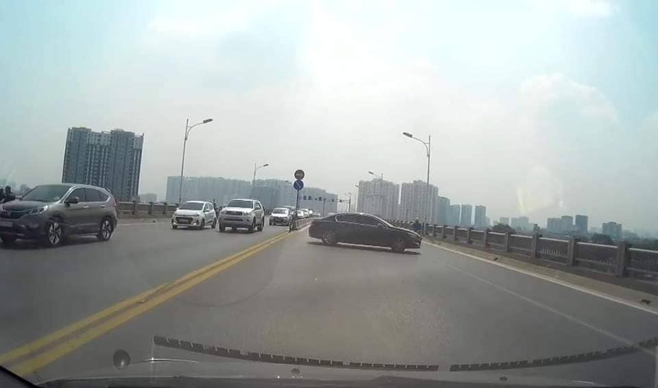 Quay đầu xe trên cầu Vĩnh Tuy ảnh 1 Quay dau xe tren cau Vinh Tuy anh 1