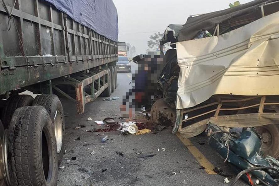 Xe dau keo tong nat dau xe tai, 2 nguoi bi thuong hinh anh