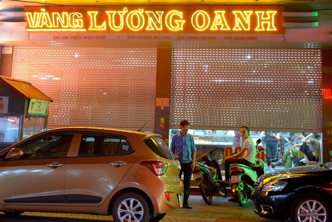 Lo dien ke cuop tiem vang danh roi balo tien khi thao chay hinh anh