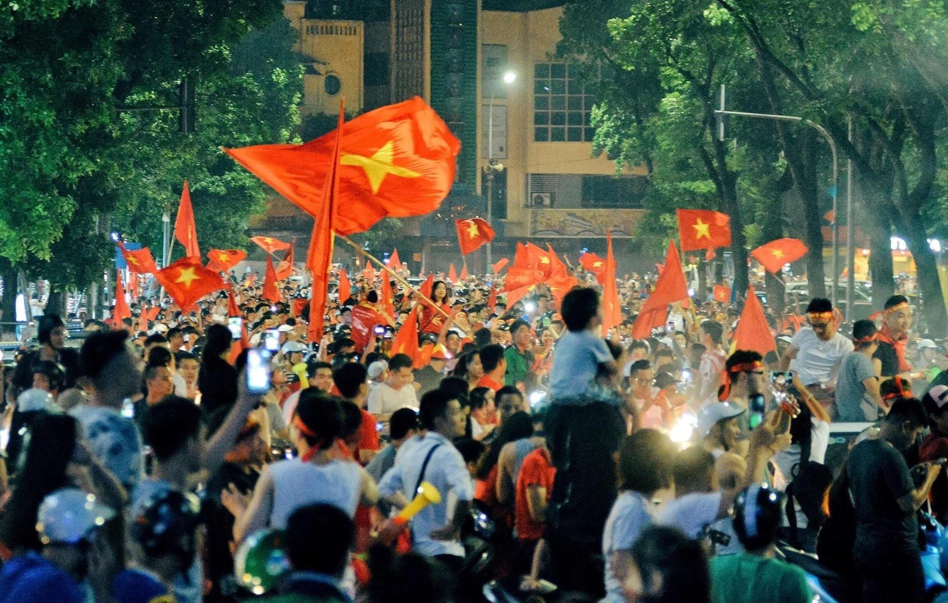 Ha Noi phan luong giao thong phuc vu tran Viet Nam gap Malaysia hinh anh