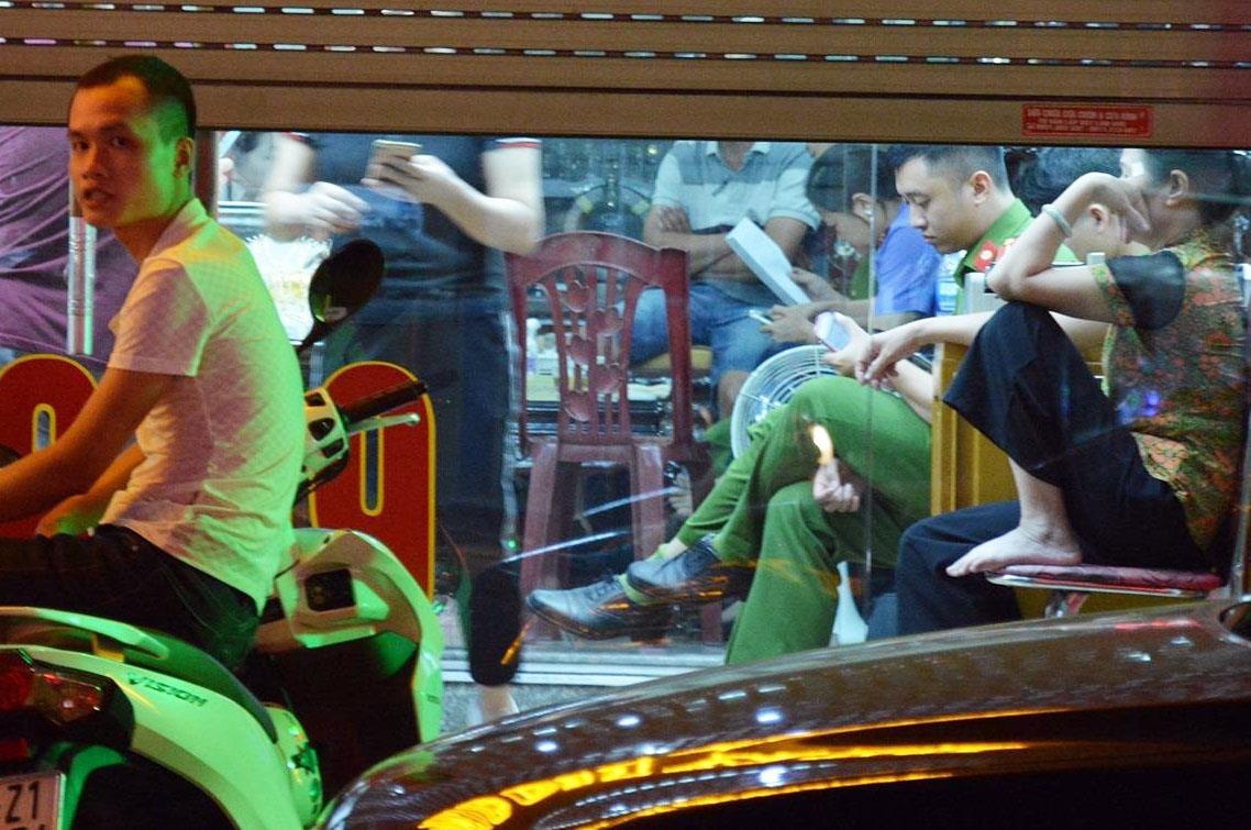 Nu nhan vien tiem vang ke luc lao ra chong tra, nem ghe vao ten cuop hinh anh