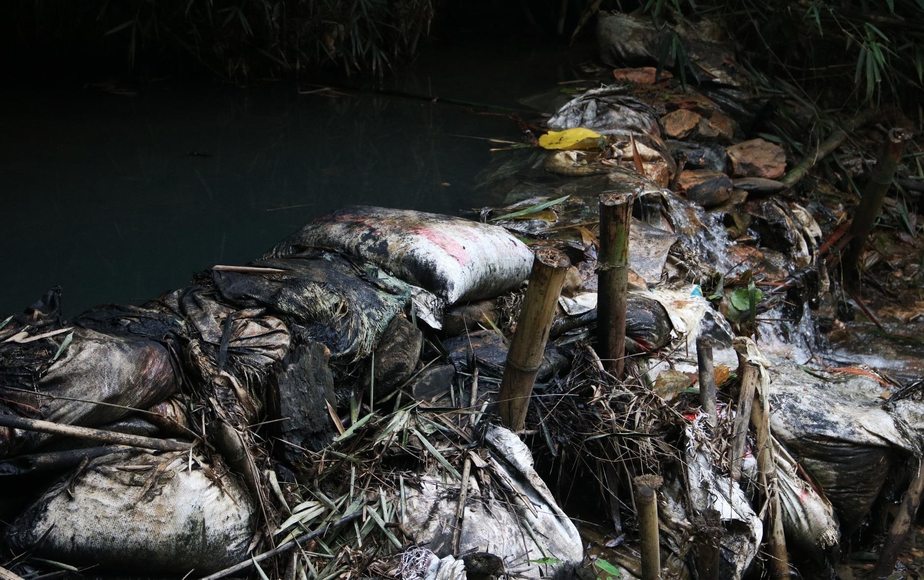 Dong suoi gan nha may nuoc song Da van den kit sau 1 tuan bi do dau hinh anh