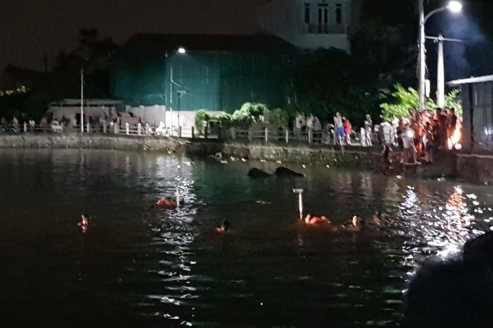 Lat thuyen vit, hai be gai tu vong hinh anh