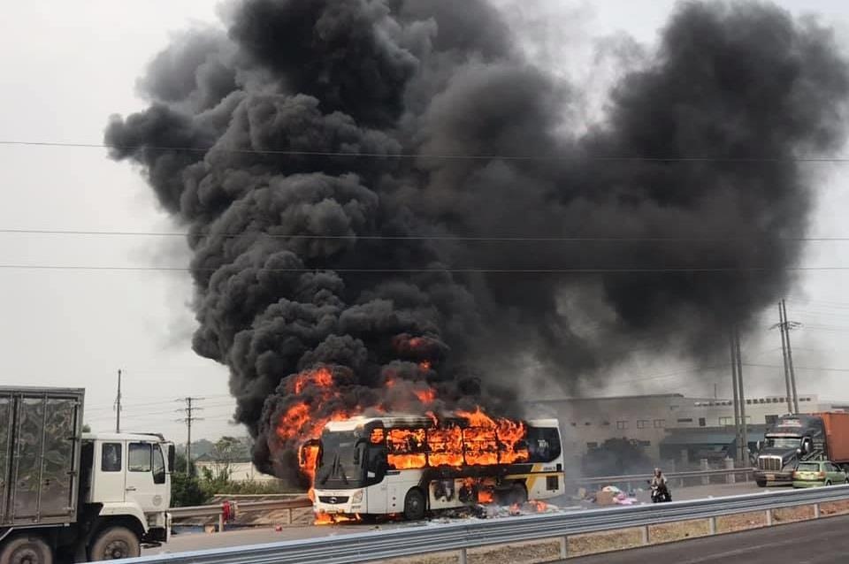 Xe khach chay rui khi dang chay tren cao toc Ha Noi - Bac Giang hinh anh