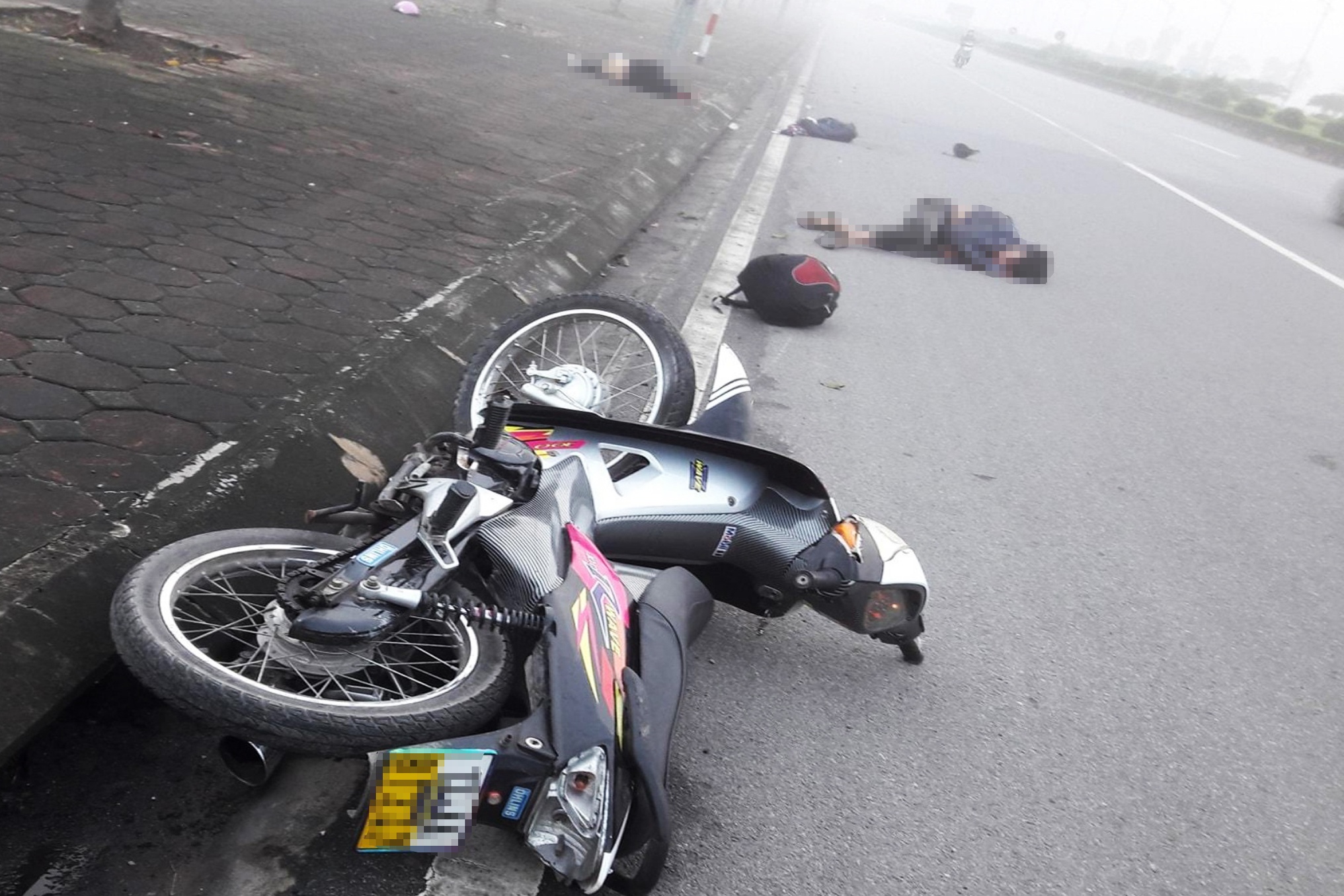 Xe may dam vao go chan giua duong, 1 nguoi tu vong hinh anh