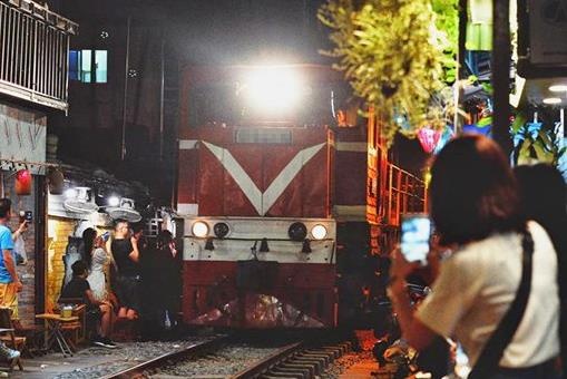 Mot nguoi tu nan gan pho ca phe duong tau hinh anh