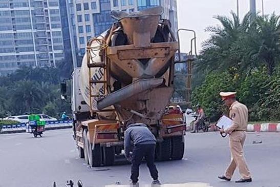 Xe bon can 2 phu nu tu vong hinh anh