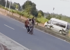 Hai thanh nien nga sap mat khi boc dau xe may hinh anh