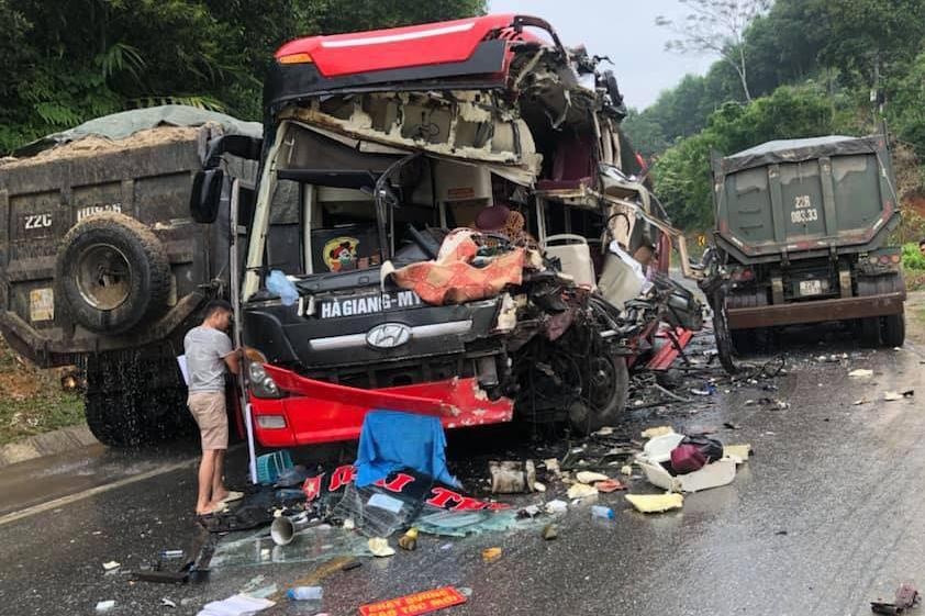 Xe giuong nam vo nat sau cu tong truc dien oto tai hinh anh