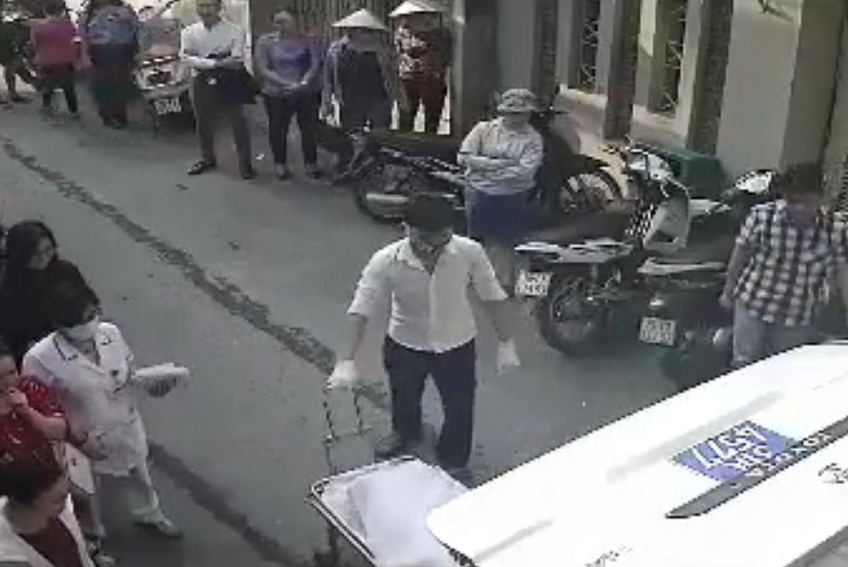 Nguoi phu nu mang bau tu vong trong can nha cho thue hinh anh