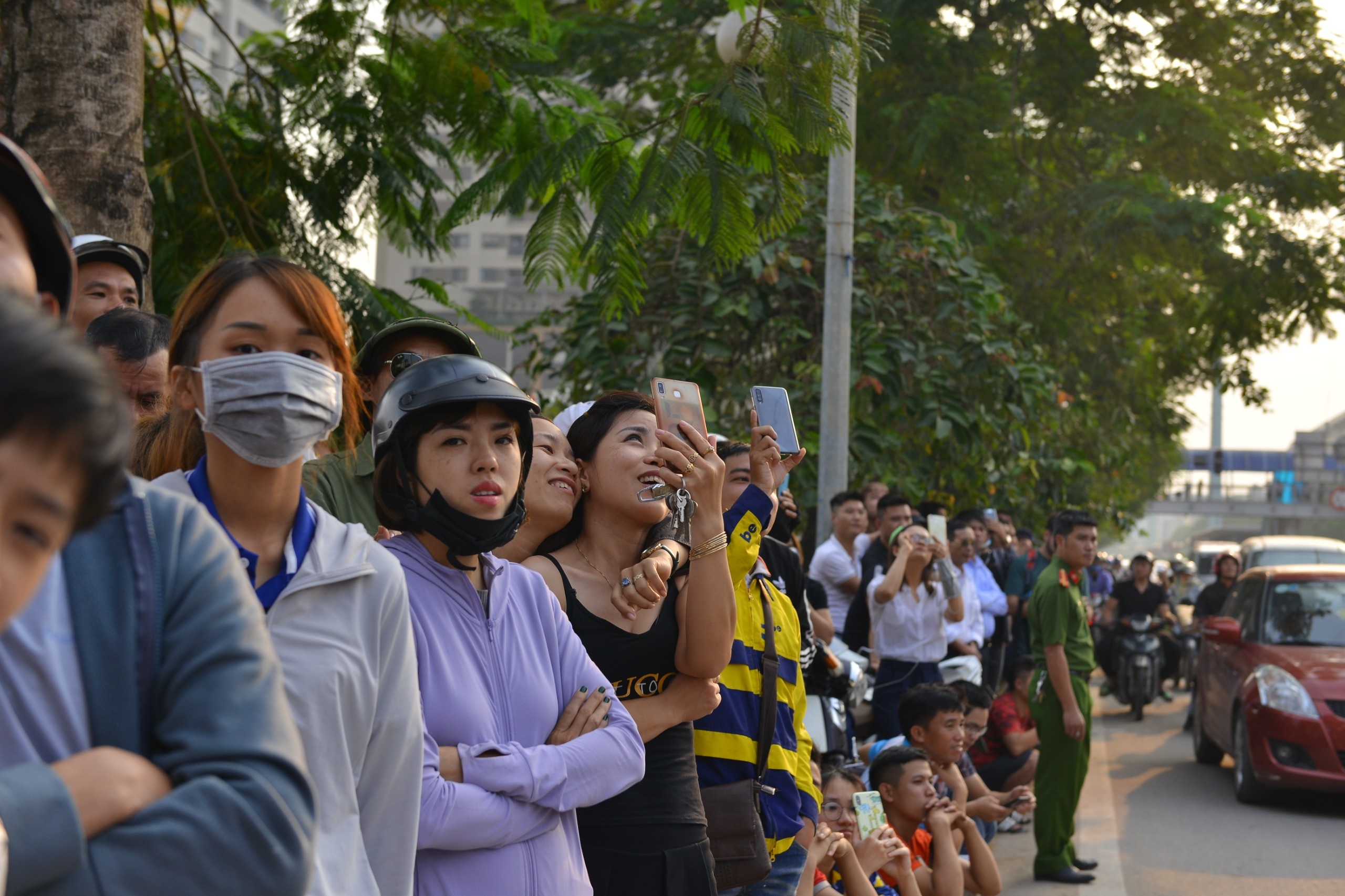 co thu tren cot dien cao the anh 4