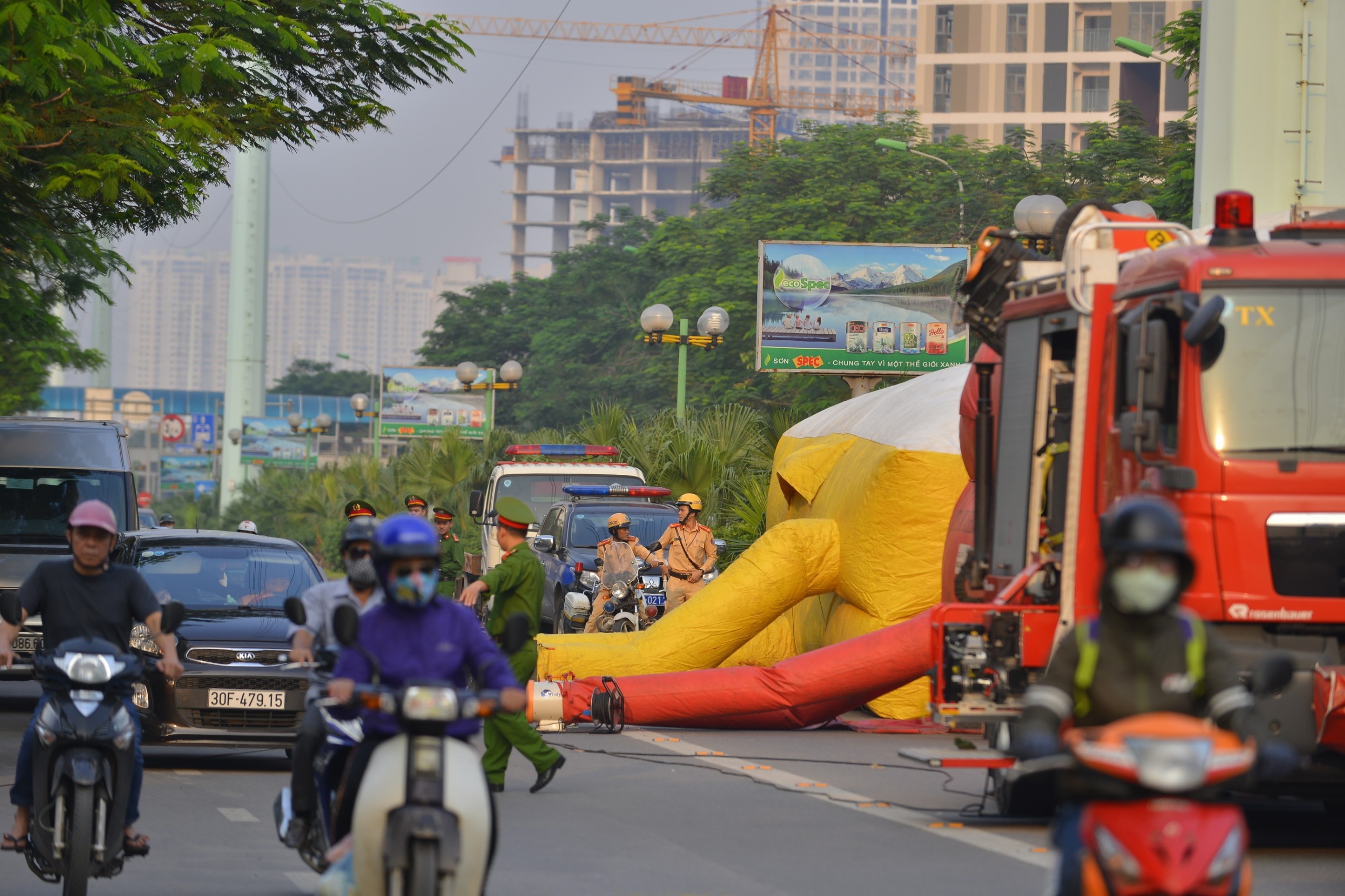 co thu tren cot dien cao the anh 5