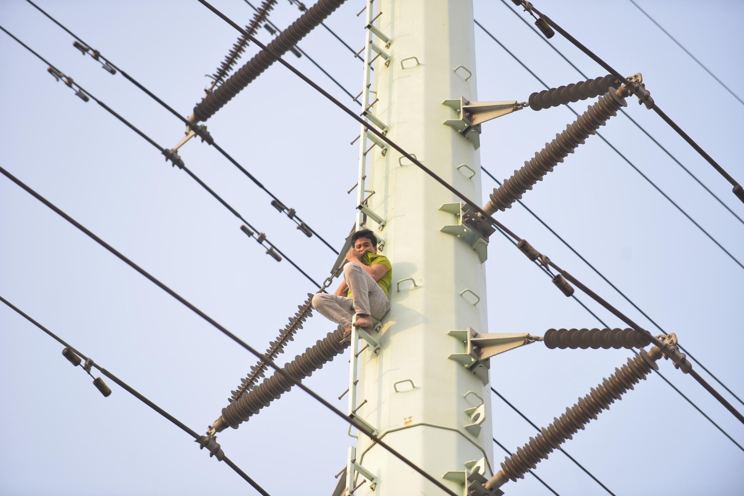 Hoang tuong bi duoi danh, 9X tron len cot dien cao the hinh anh