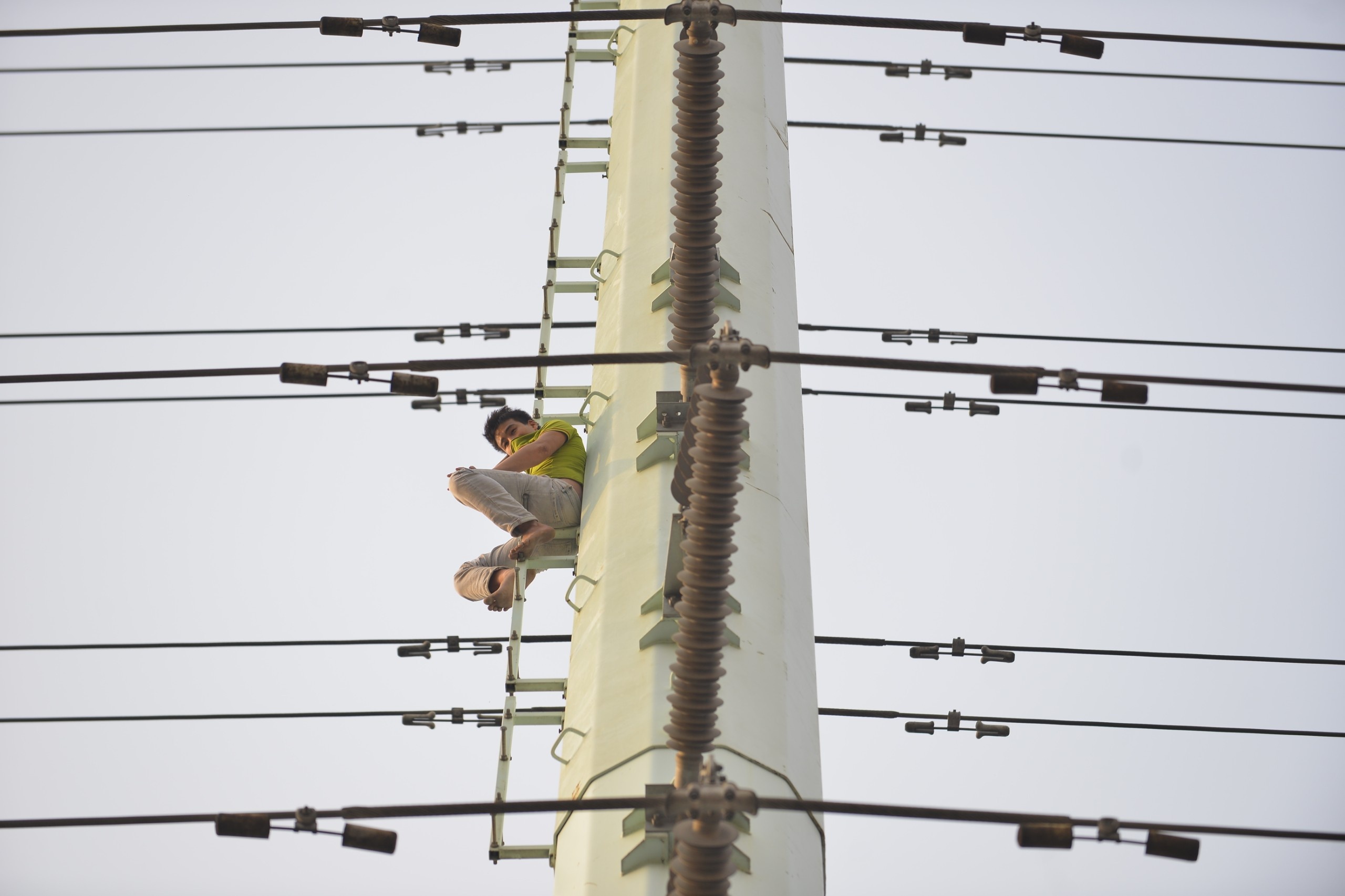 nam thanh nien treo cot dien anh 1