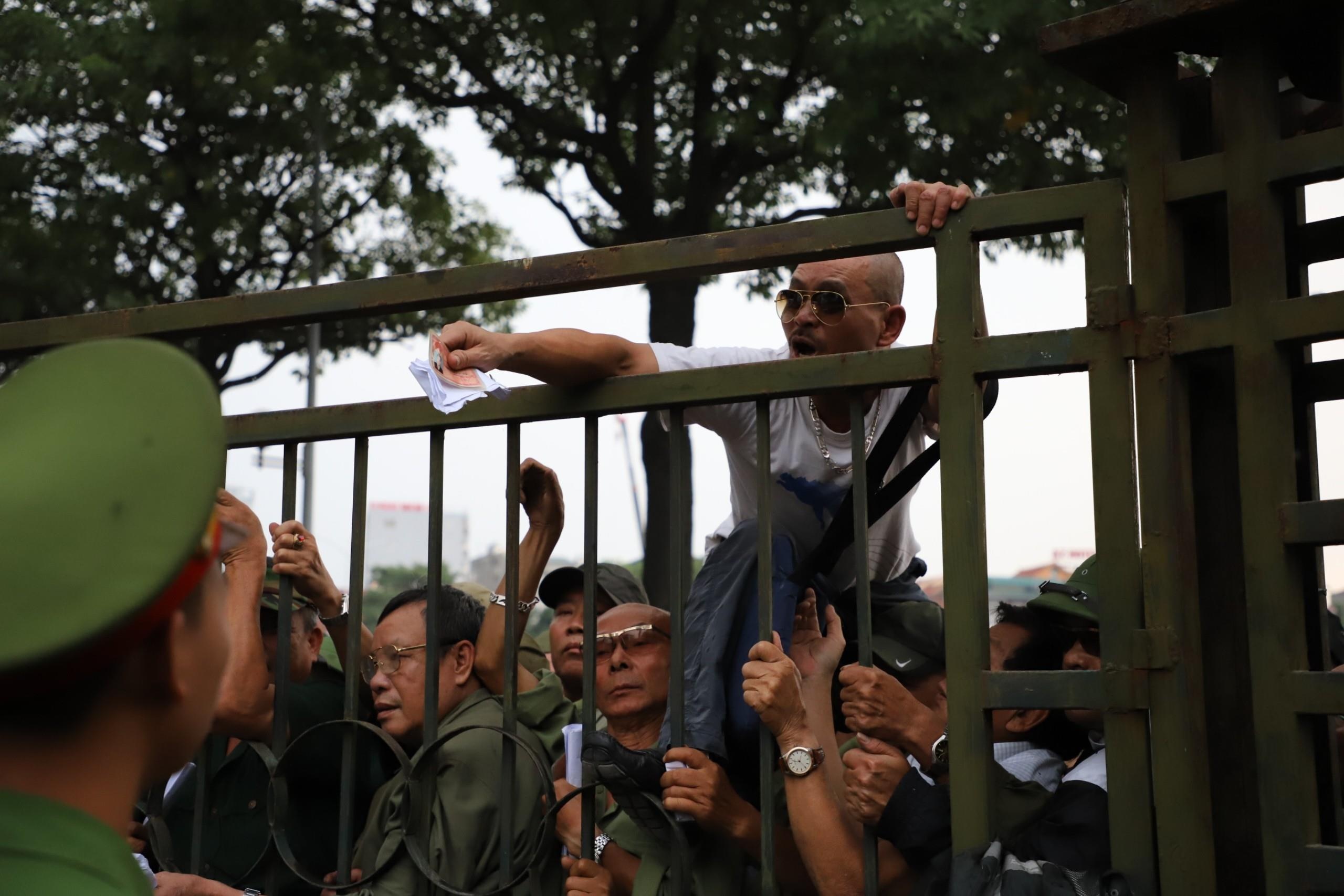 Leo rao tranh ve tran bong Viet Nam - Thai Lan hinh anh