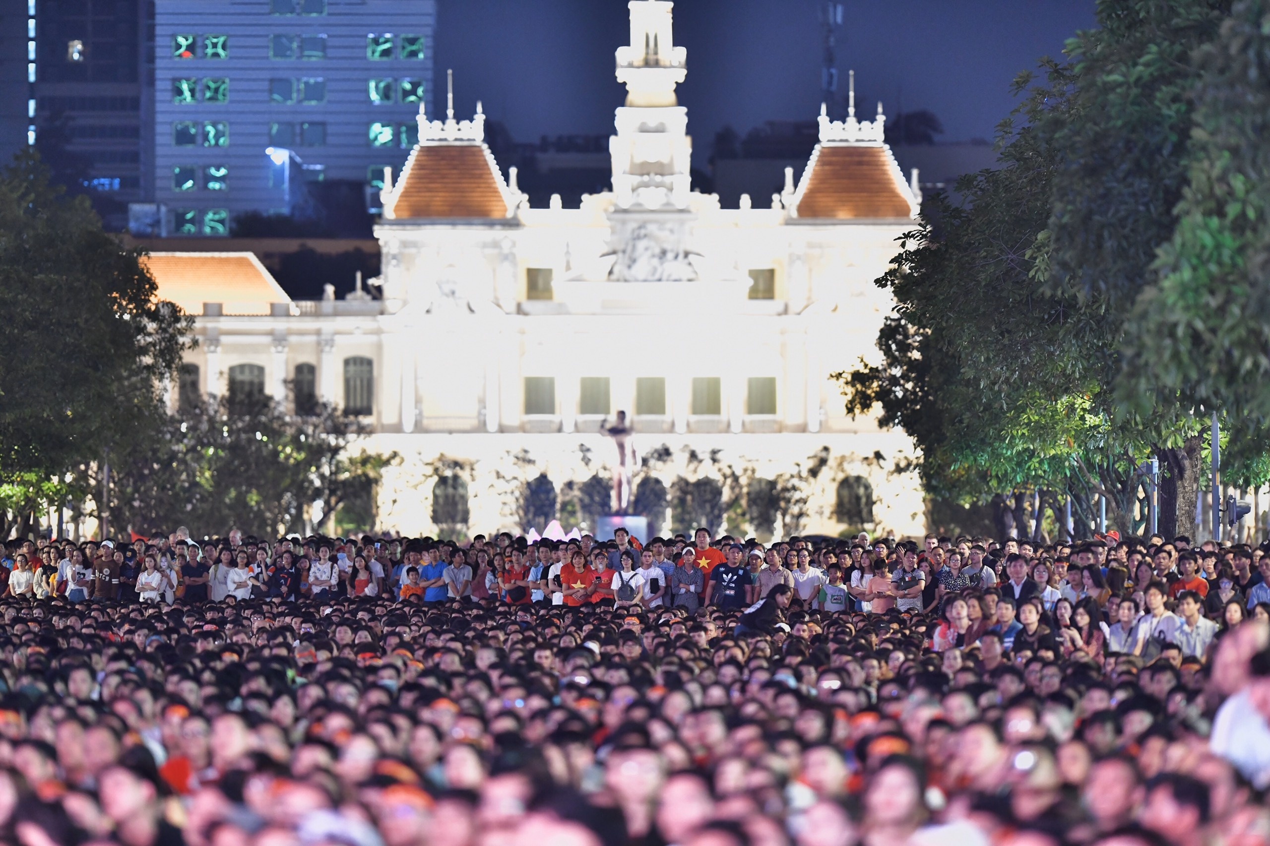 Co dong vien pho di bo nguyen hue anh 7