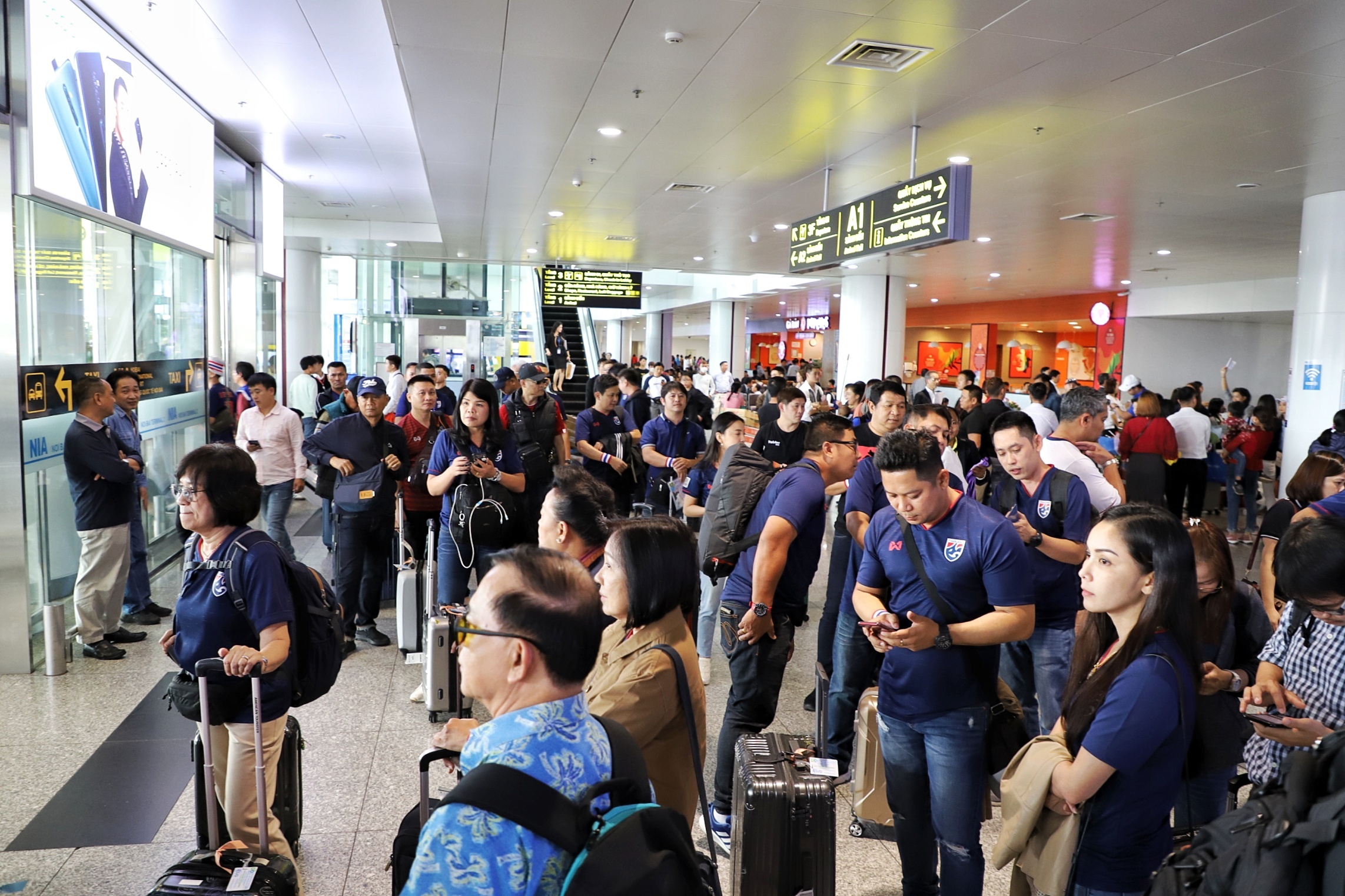 Co dong vien Thai Lan xuong Noi Bai anh 1