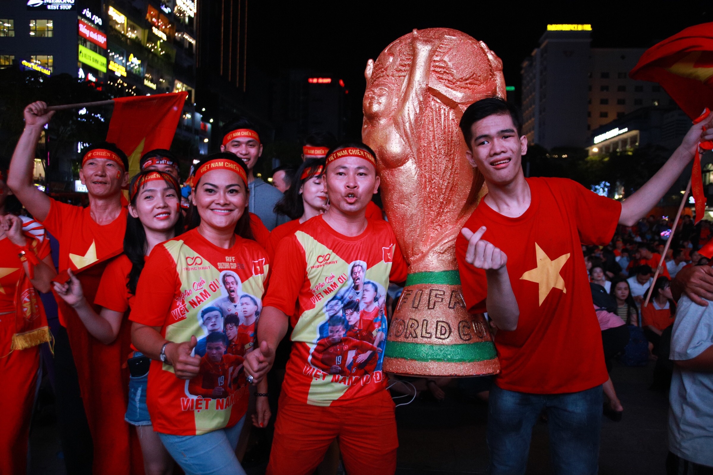 Co dong vien pho di bo nguyen hue anh 2