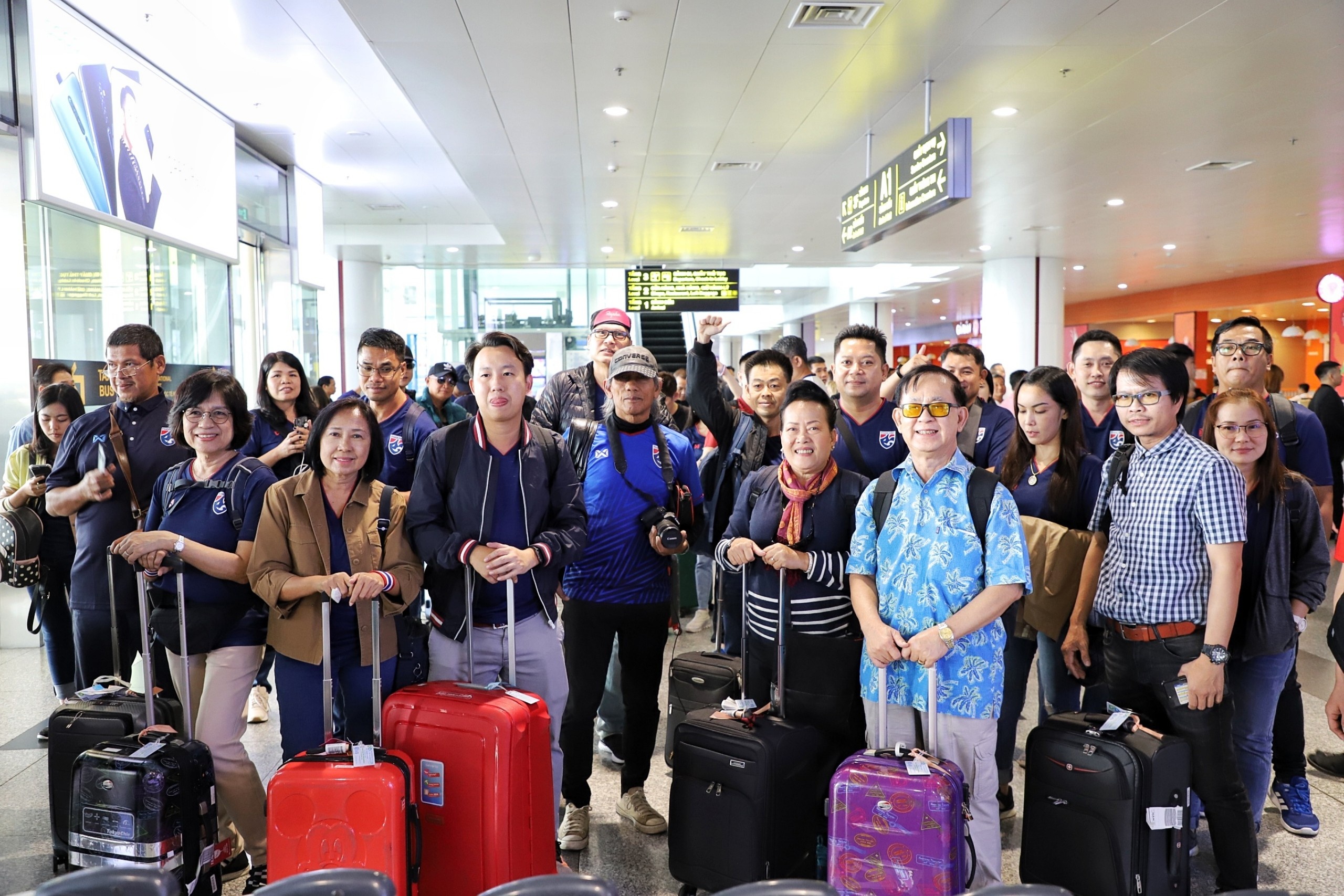 Co dong vien Thai Lan xuong Noi Bai anh 4