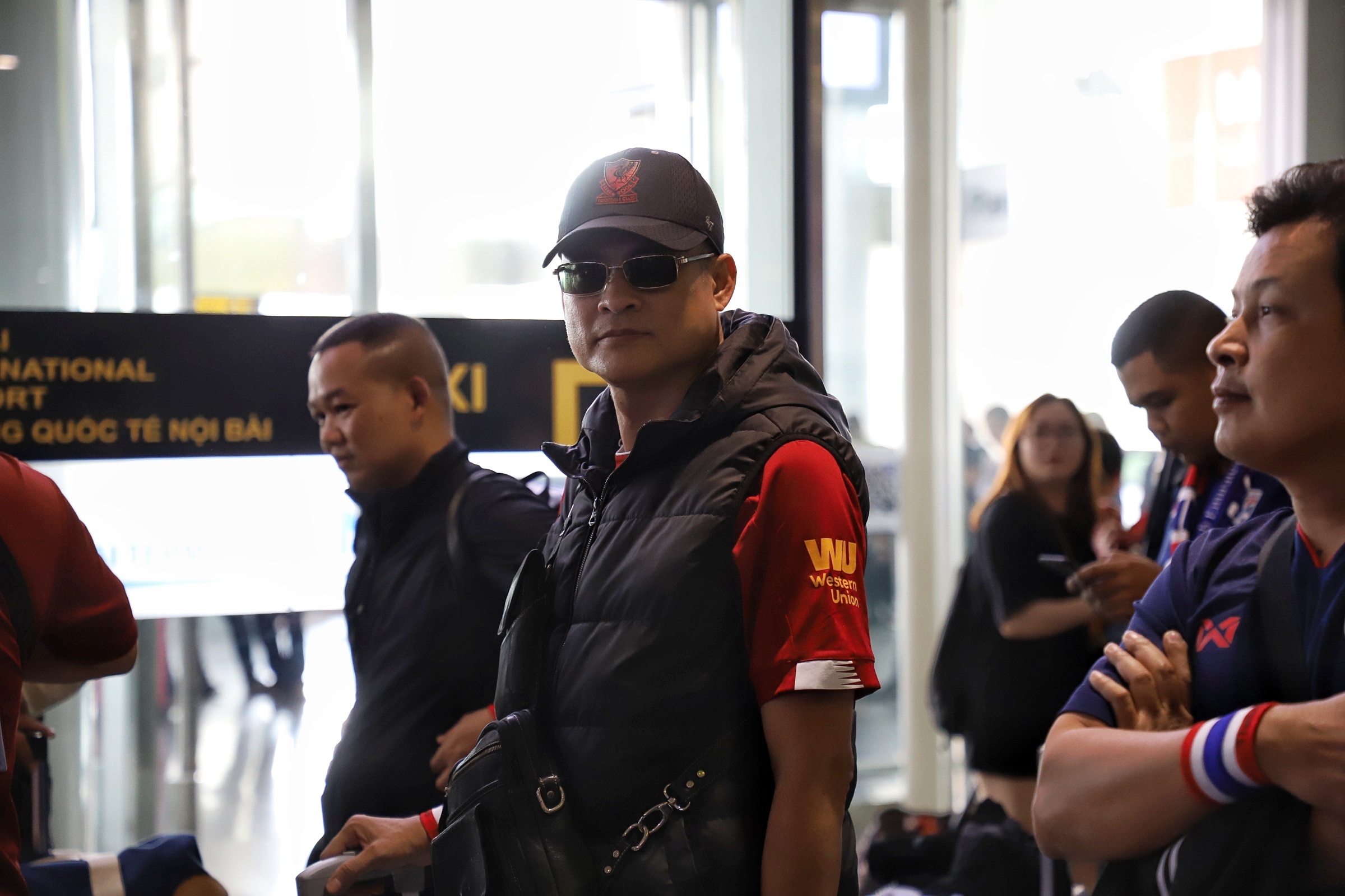 Co dong vien Thai Lan xuong Noi Bai anh 3