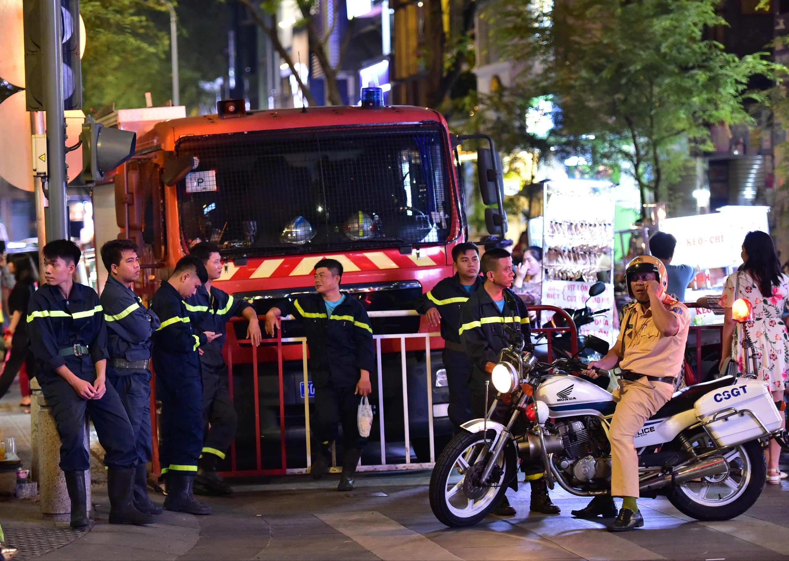 Co dong vien pho di bo nguyen hue anh 5